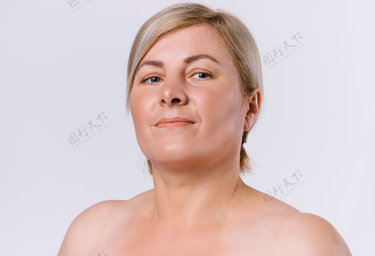 快乐一位皮肤干净 自然的高级女性在白色背景下看着相机的肖像背景高高质量的照片年龄健康模特