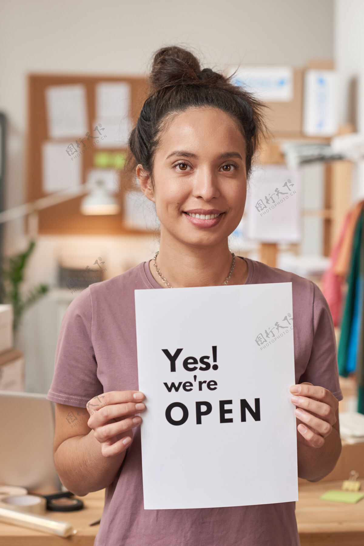 职业一幅年轻女子手举标语牌 面带微笑的画像 她正在开业手持室内企业家