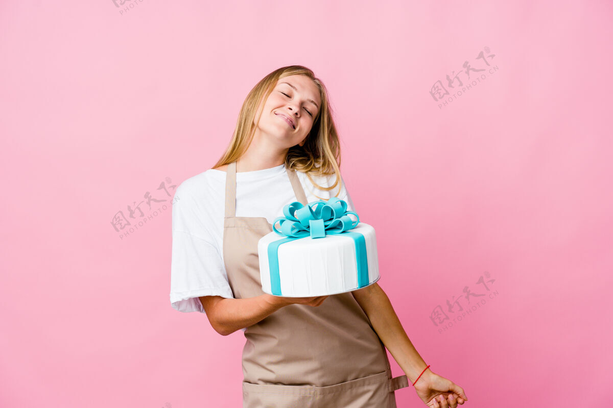 舞蹈年轻的俄罗斯面包师女士拿着美味的蛋糕跳舞 玩得很开心食物美味人