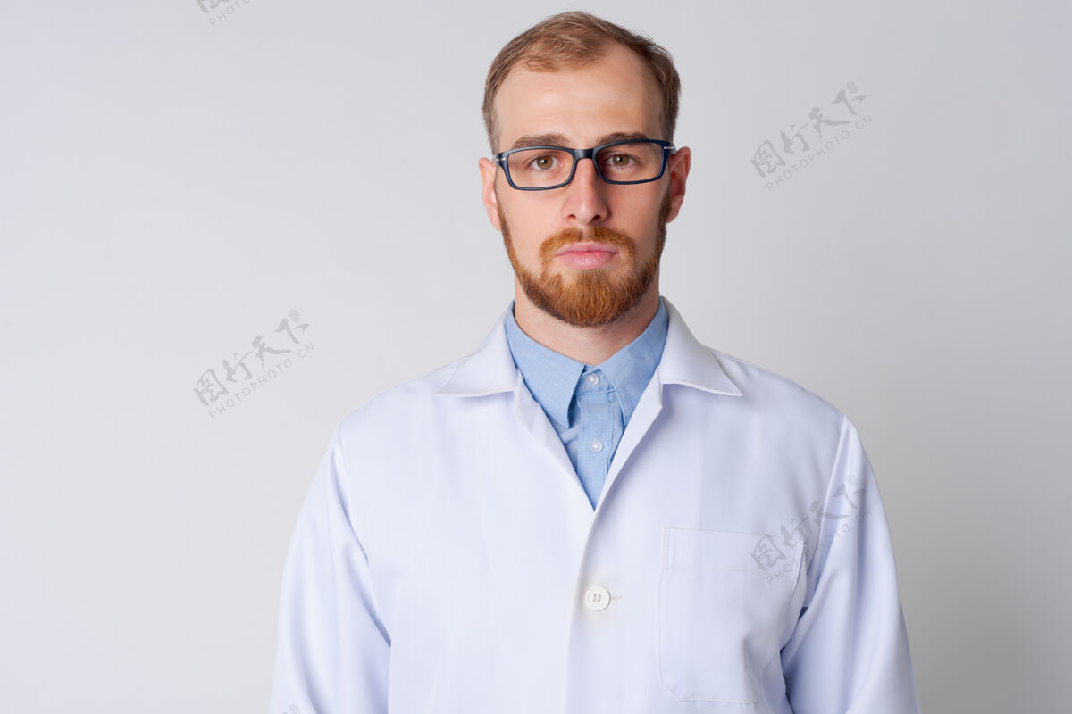 医学小胡子男医生对抗白人的摄影棚镜头书呆子眼镜中