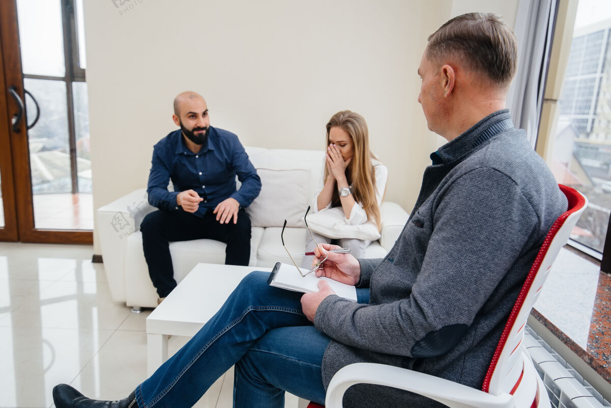 问题一对年轻的已婚男女在一次心理治疗中与一位心理学家交谈心理学心理学家帮助心理帮助治疗