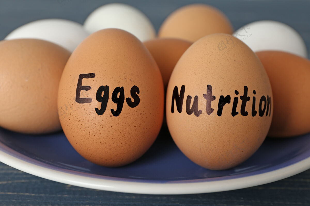 营养餐桌上放着鸡蛋营养概念体重损失写作