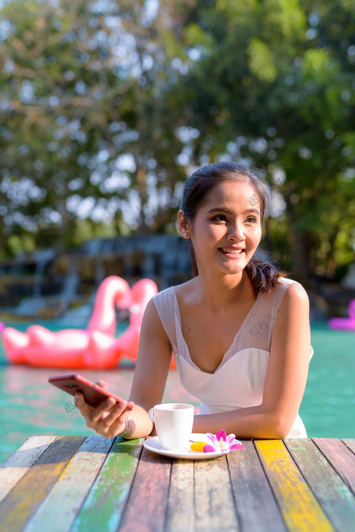 船年轻美丽的亚洲女游客在湖边户外放松的画像肖像游客思考