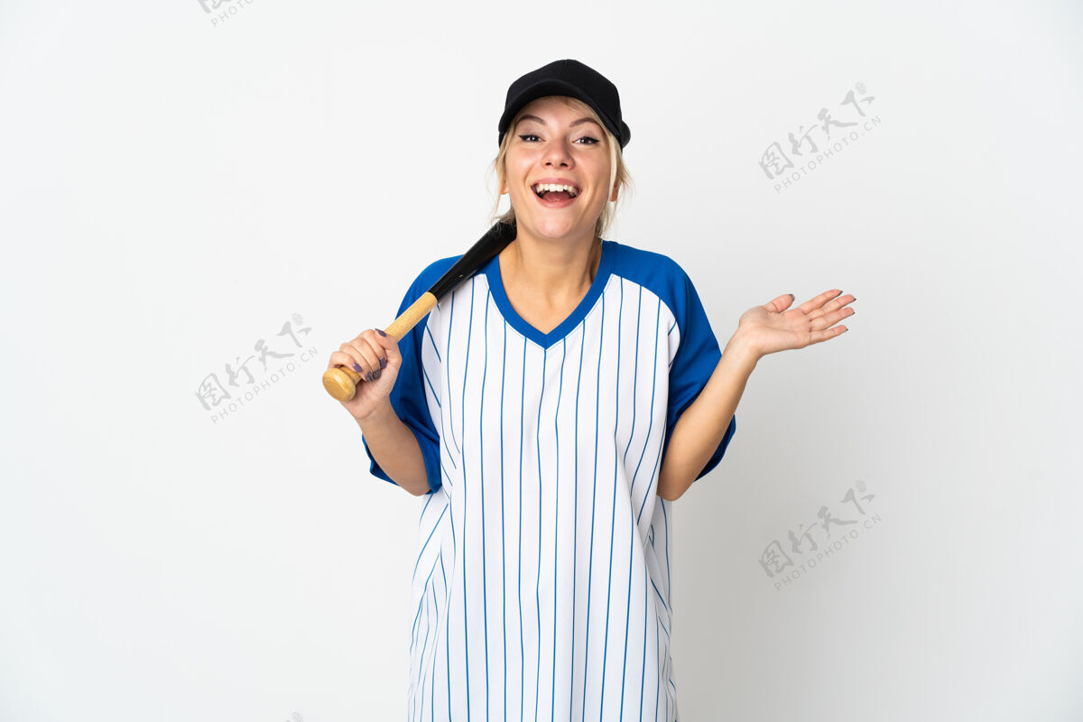 年轻年轻的俄罗斯女子打棒球孤立的白色背景与震惊的面部表情棒球女人难以置信