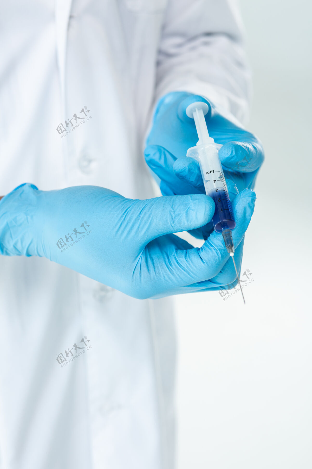 专业特写一个注射器在手上的专业医生准备注射注射特写疾病