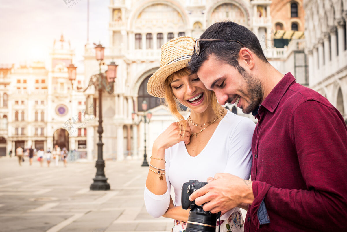 女人年轻夫妇在威尼斯游玩-游客在意大利旅游和观光威尼斯最相关的地标-关于生活方式 旅游 旅游的概念浪漫男人旅游