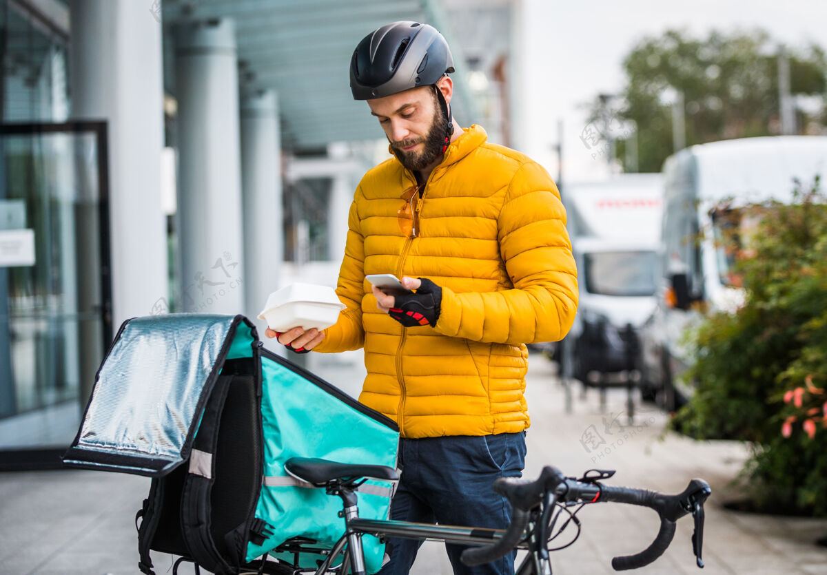 骑送菜服务 骑手用自行车送菜给客户-关于交通 送菜和技术的概念衣服食物应用程序