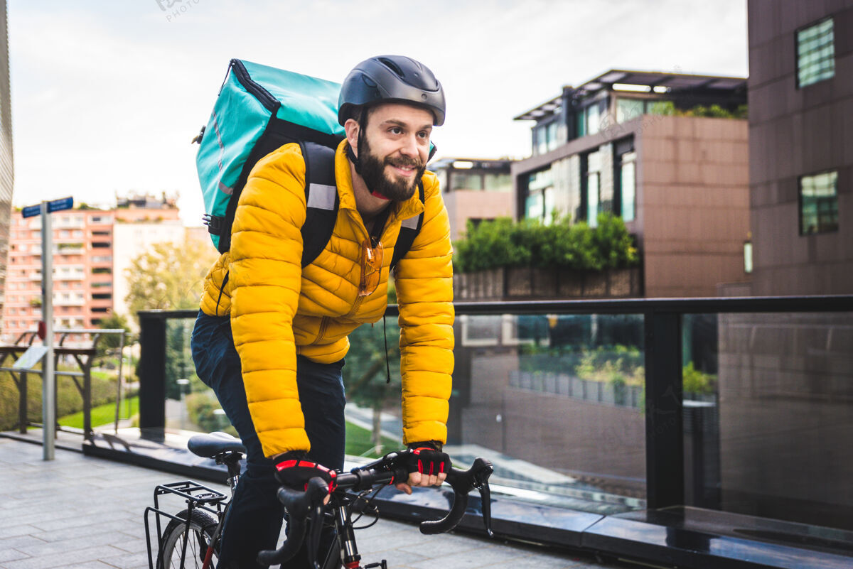 城市送菜服务 骑手用自行车送菜给客户-关于交通 送菜和技术的概念男人自行车外面