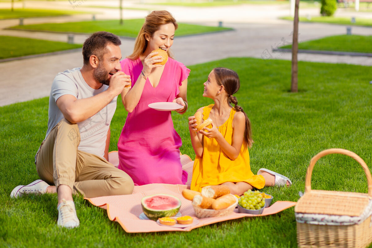 营养愉快的野餐积极团结的家庭在一起度过周末野餐午餐传统关系