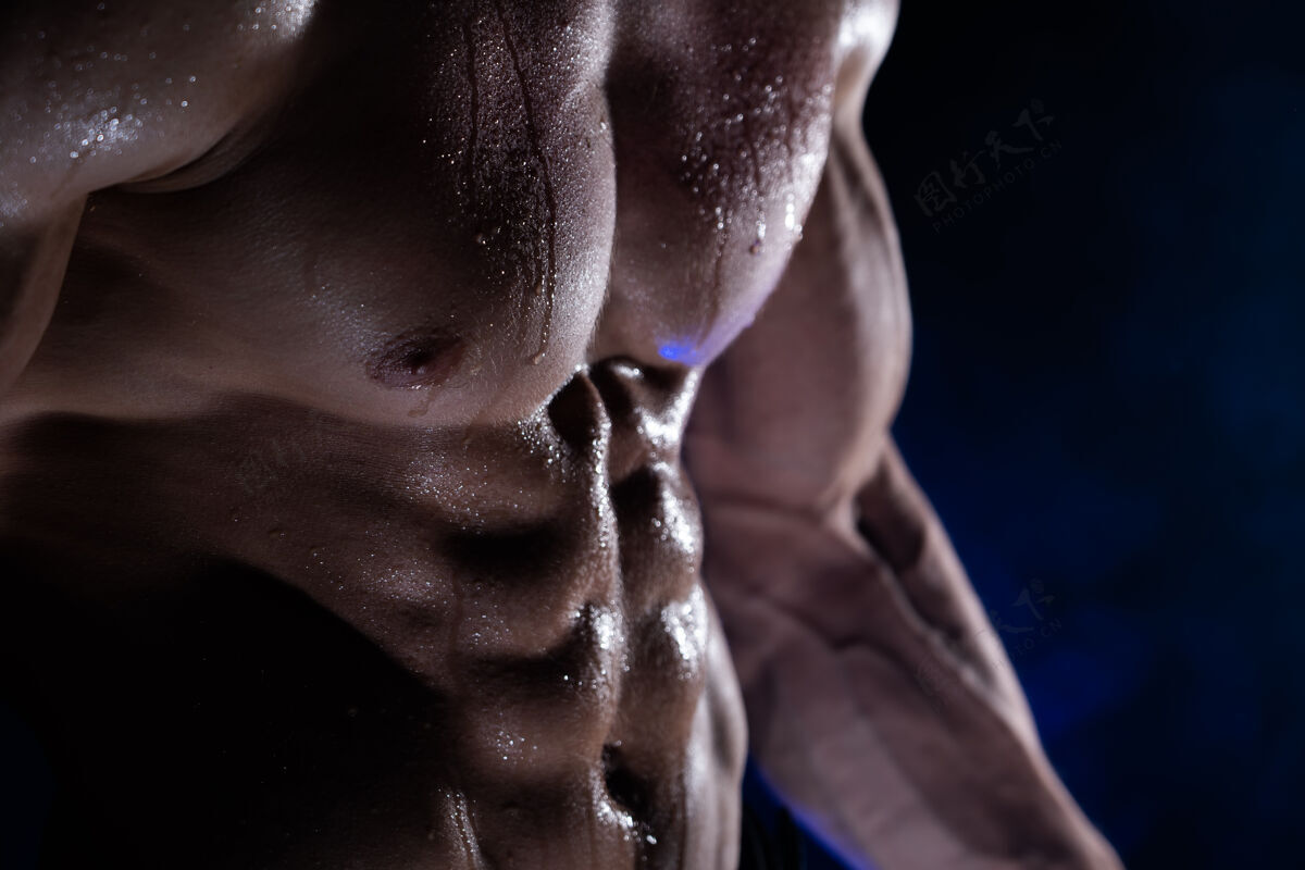 肌肉肌肉发达的男人在黑皮肤上显示肌肉孤立躯干成人运动员