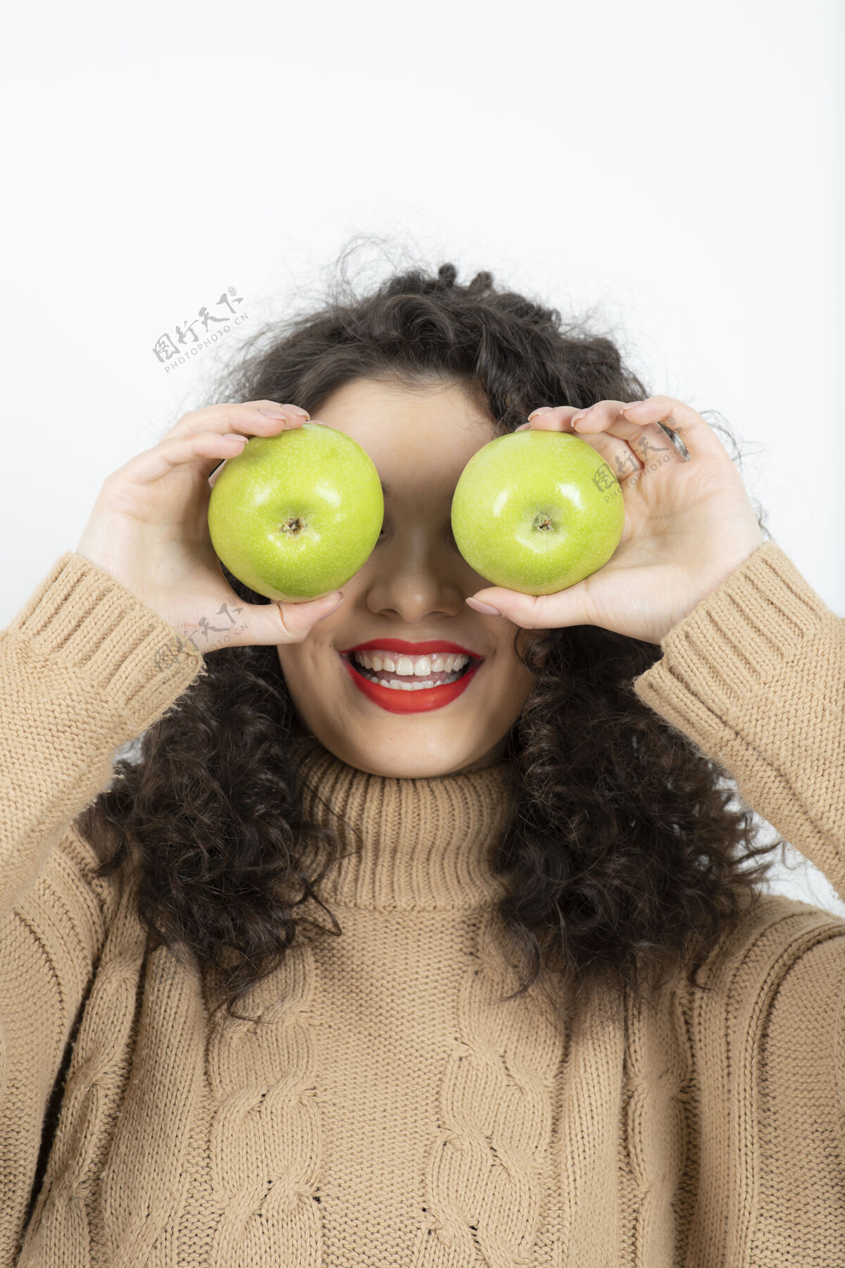 食物一个卷曲的女人 手里拿着一个红色的唇膏 手里拿着绿色的苹果食物 女人 绿色 水果 苹果 有机 营养 情感 美丽 美味 可口 休闲 营养 营养 成熟
