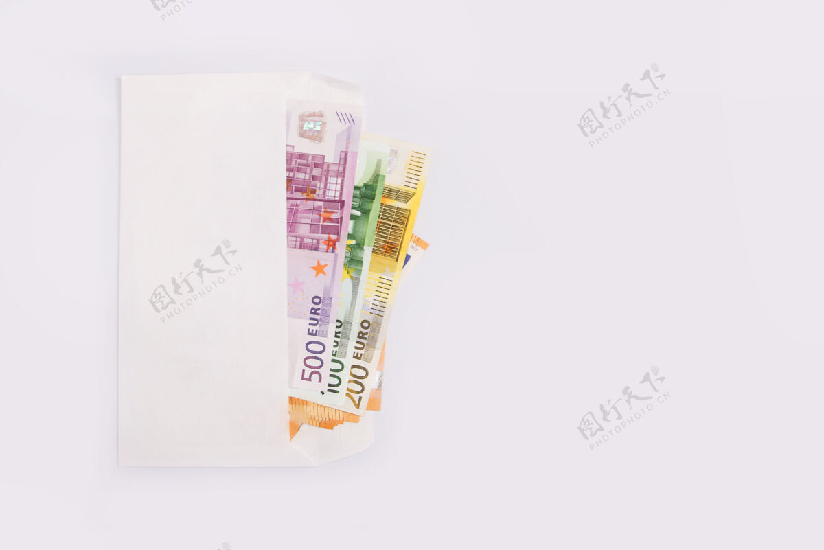 财富用白色信封装在白色表面上的欧元钞票复印空间信封工资富人