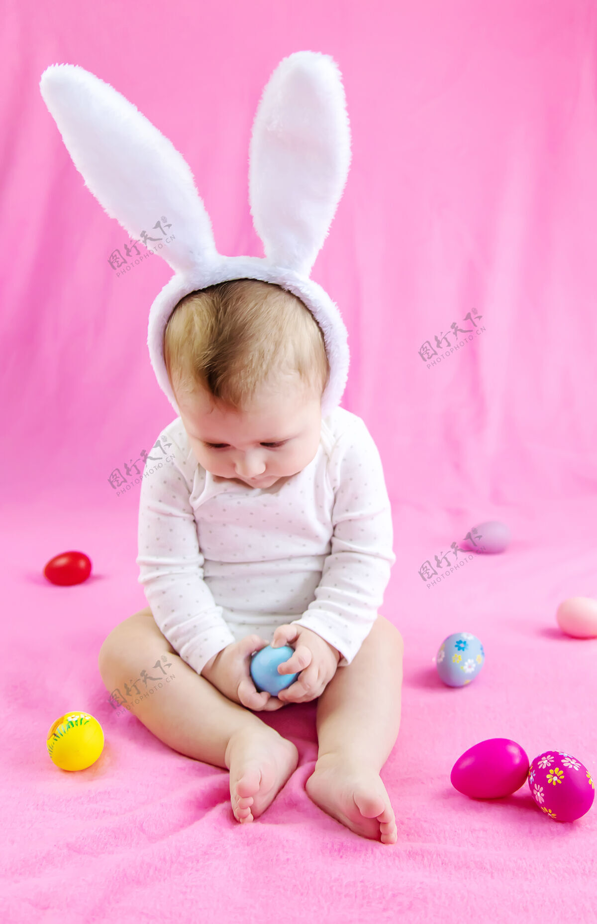 小穿得像兔子的宝宝 带着复活节彩蛋过复活节童年兔子微笑