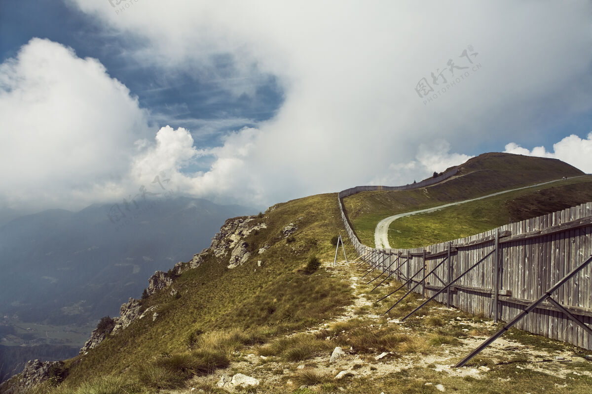 岩石在意大利阿尔卑斯山的多洛米提山脉的美丽景色与美丽的云景山路线风景