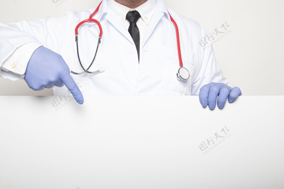 专业医生用手指指着空白海报的画像纸板销售肖像
