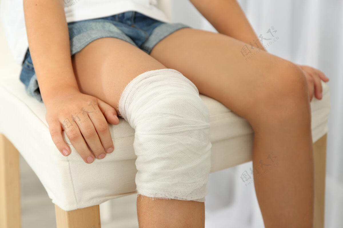 保健带绷带的小女孩膝盖特写镜头成长伤害人类