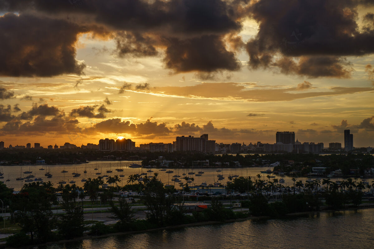 夜晚迈阿密佛罗里达日落 五颜六色的天际线照明的建筑物海湾美国位置