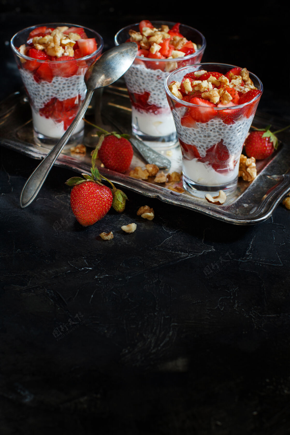 谷类食品希亚布丁草莓冻糕配希腊酸奶和坚果美食芝士乳制品