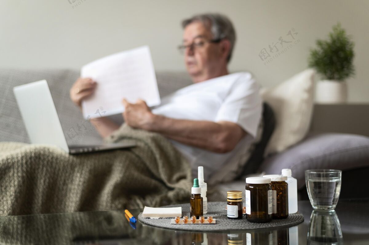 老年人中枪模糊病夫在沙发上笔记本电脑医生健康