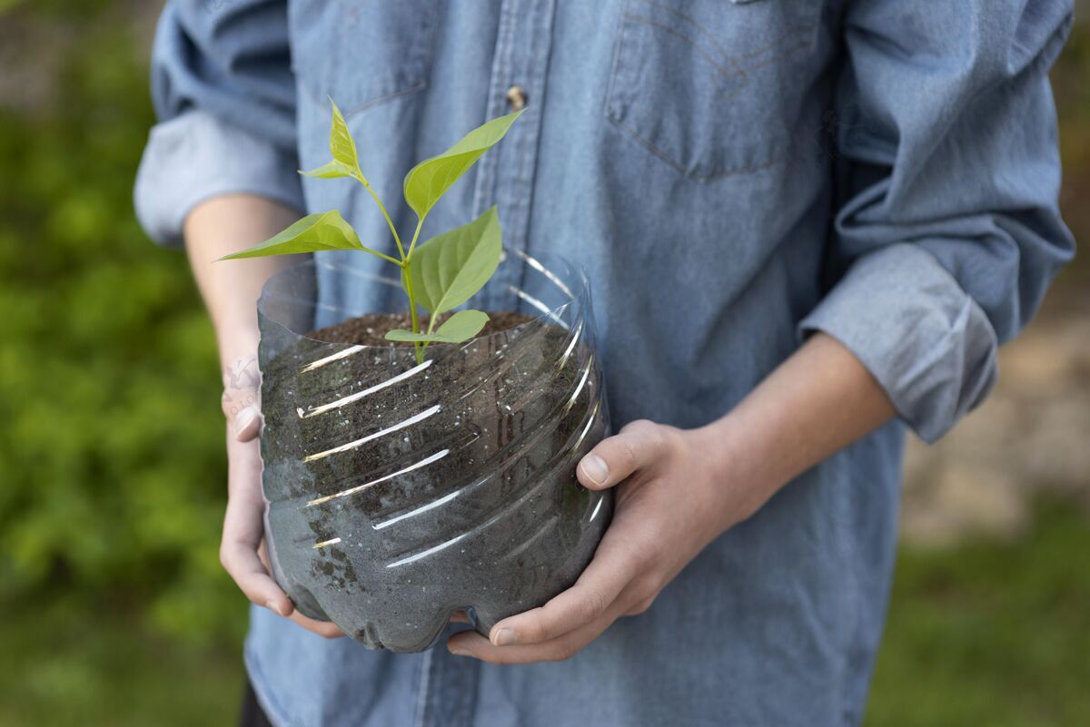 零浪费把植物放在塑料盆里的人节约再利用生态