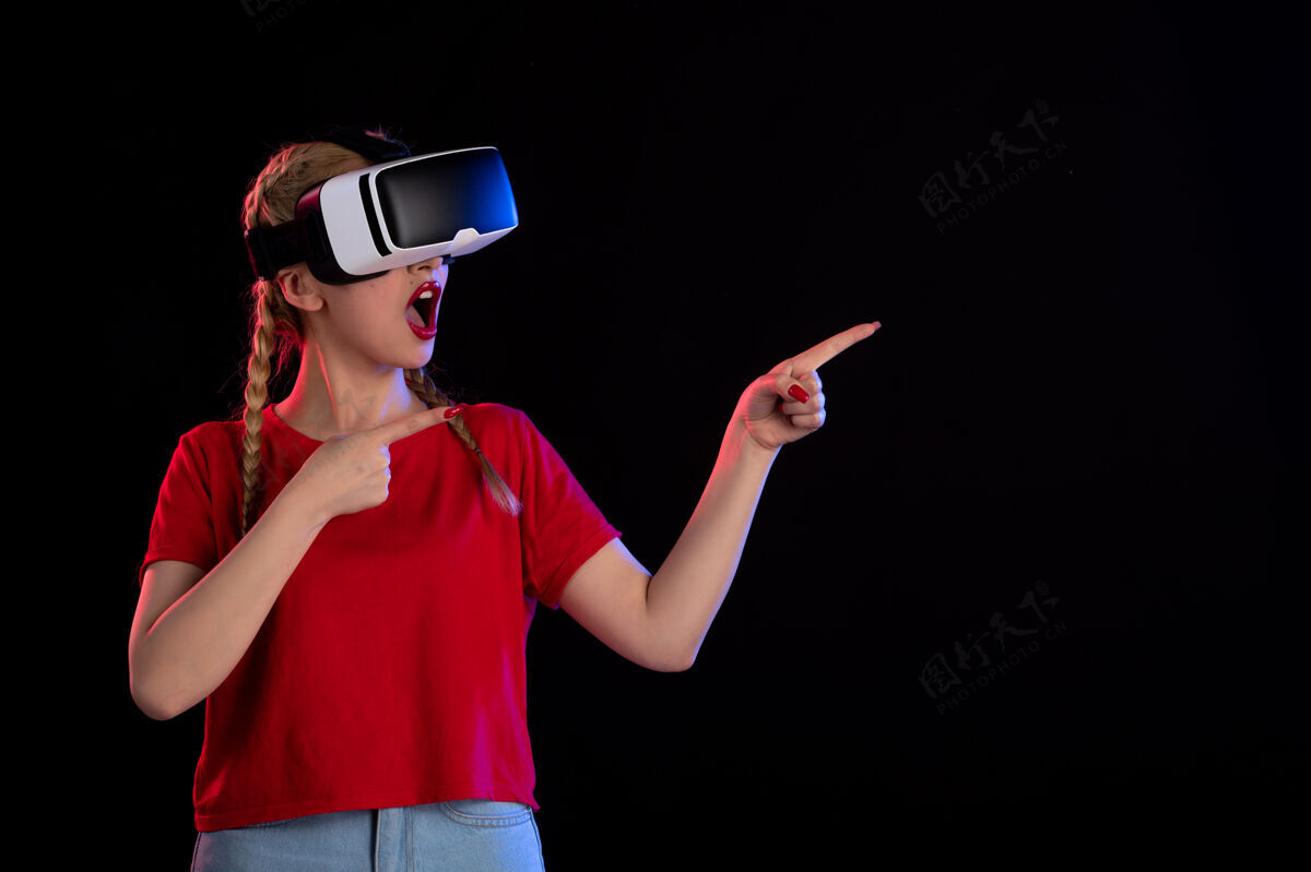 虚拟现实年轻女性在黑暗幻想中玩虚拟现实视觉游戏超声波正面图幻想女士视觉
