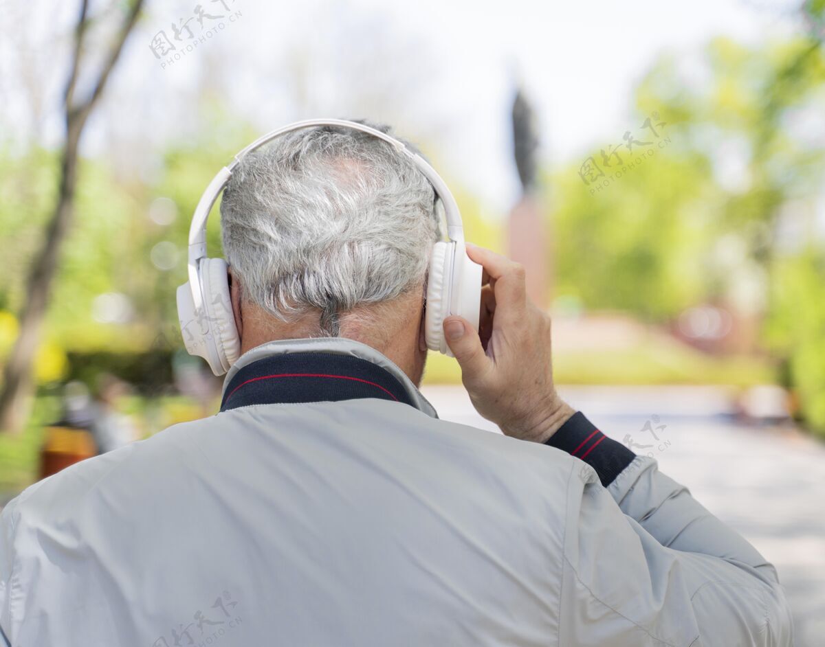 男人戴着耳机的老人老年人老年人老年人