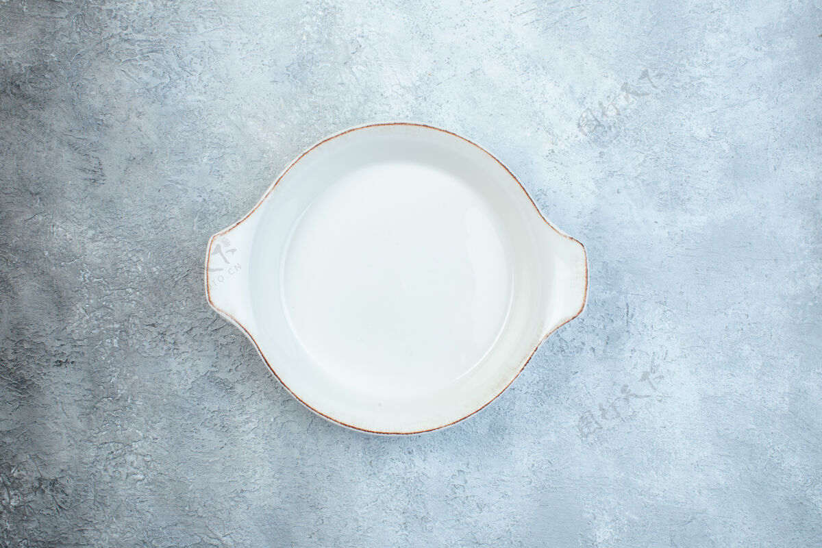 瓷器灰色表面上的白色空汤盘 有自由空间早餐紧固件破损