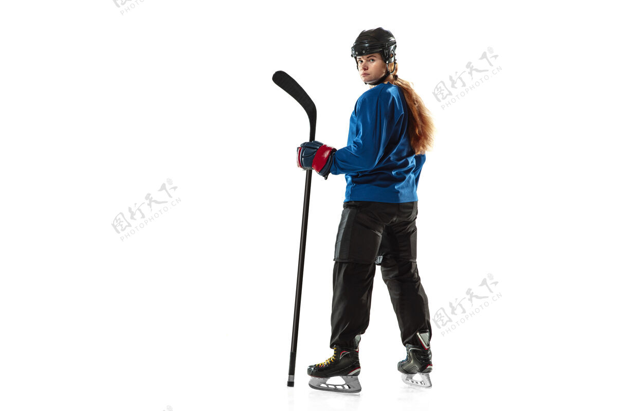 装备年轻的冰球女选手 冰球场上的棍子和白色背景人溜冰人