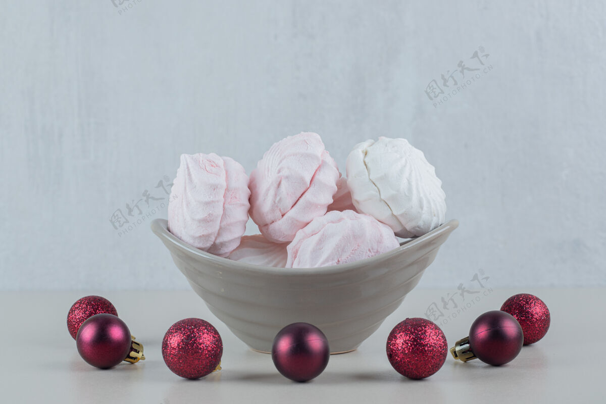 球一个灰色的盘子里放着香草和粉色的西风和圣诞球美味软西风