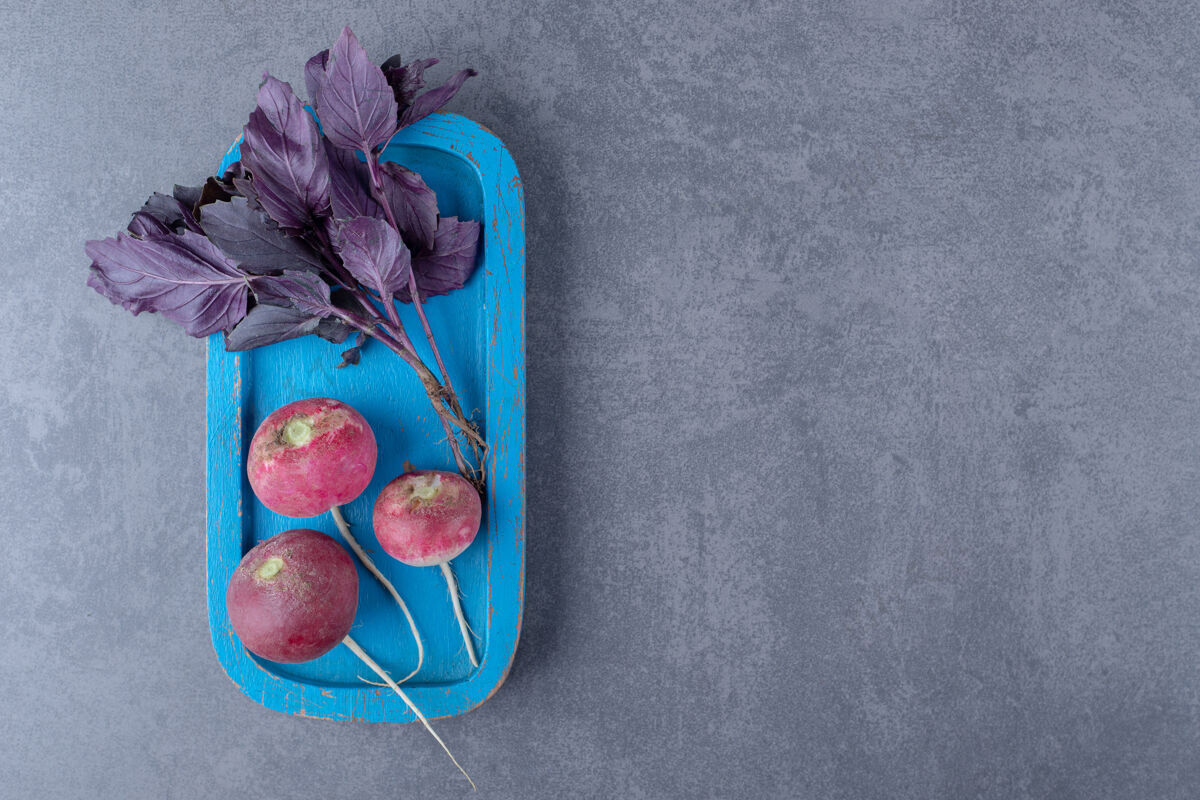 农作物紫色罗勒与萝卜在板上 大理石表面食材有味道自然
