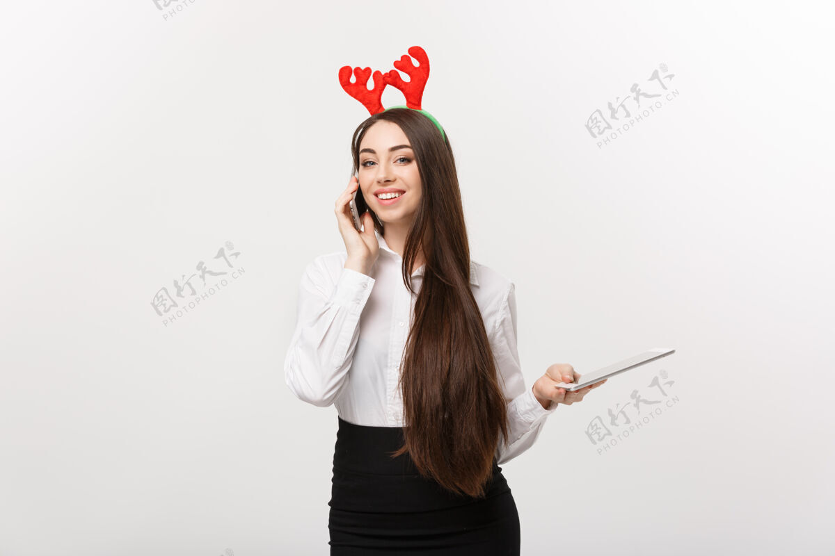 人商业理念-年轻的高加索女商人用愉快的表情打电话圣诞节帽子对话