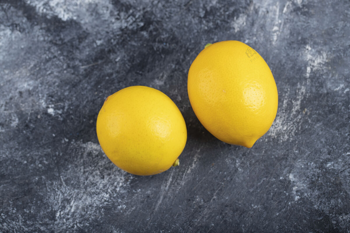 圈两个柠檬放在石头表面有机健康素食