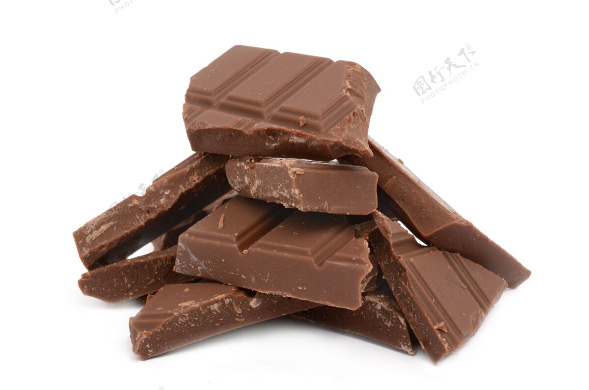 糖果最美味的巧克力隔离在一个白色的表面大块上瘾配料