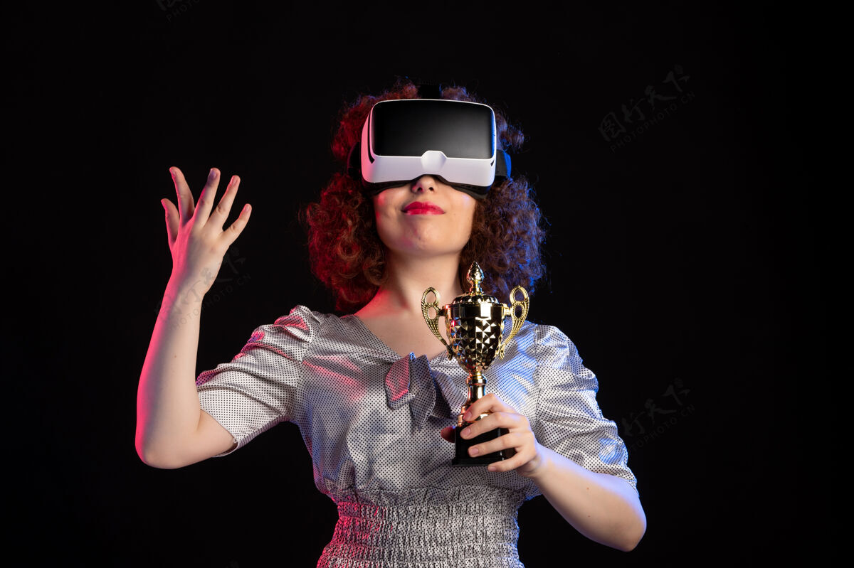 虚拟现实年轻女性戴着vr耳机戴着杯子就可以在黑暗中玩视觉游戏了年轻女性漂亮视频