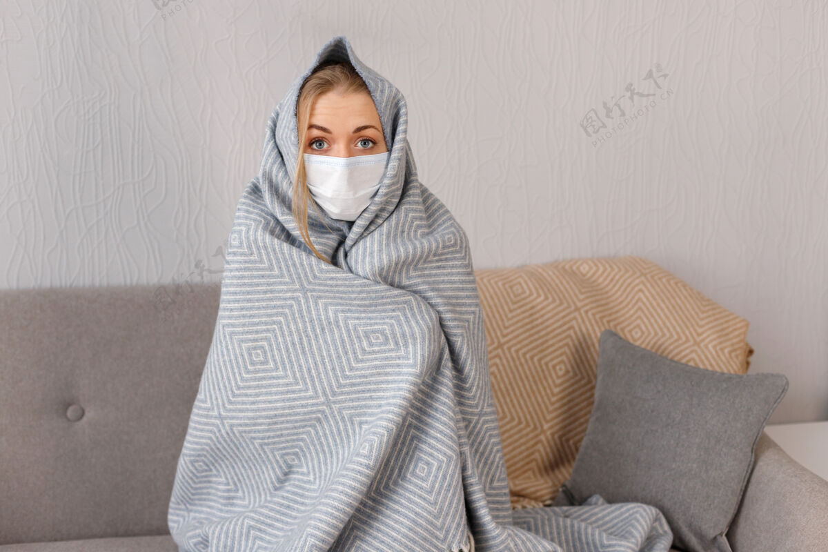 护理戴着医用口罩和毯子在家生病的女人感冒检疫保健