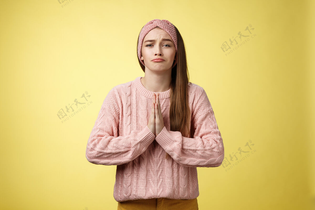 年轻穿粉红色毛衣的女人姿态女性女人