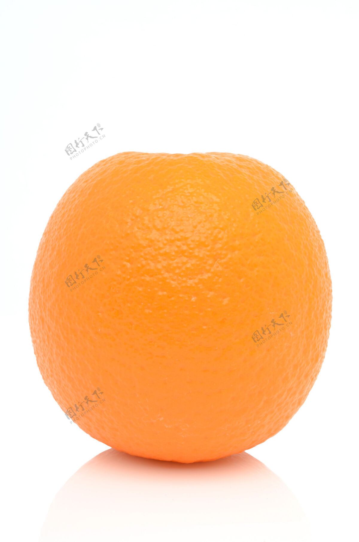 配料橘子在白色的表面生的节部分