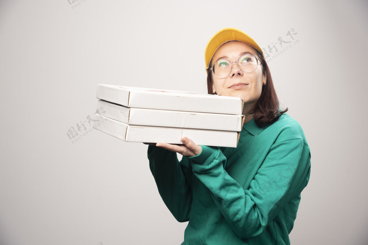 热送货员拿着一张白色的高质量的比萨饼卡片眼镜人食物