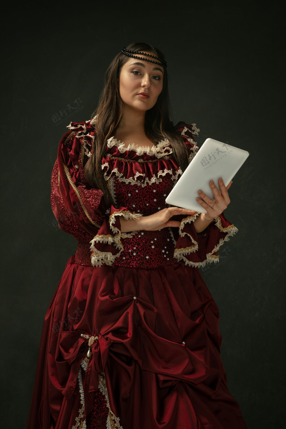 好穿着老式服装的中世纪年轻女子紧身胸衣城堡传说