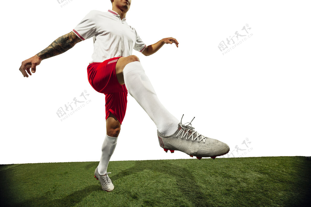 运动白色背景上的足球或足球运动员动作活动概念休闲比赛人