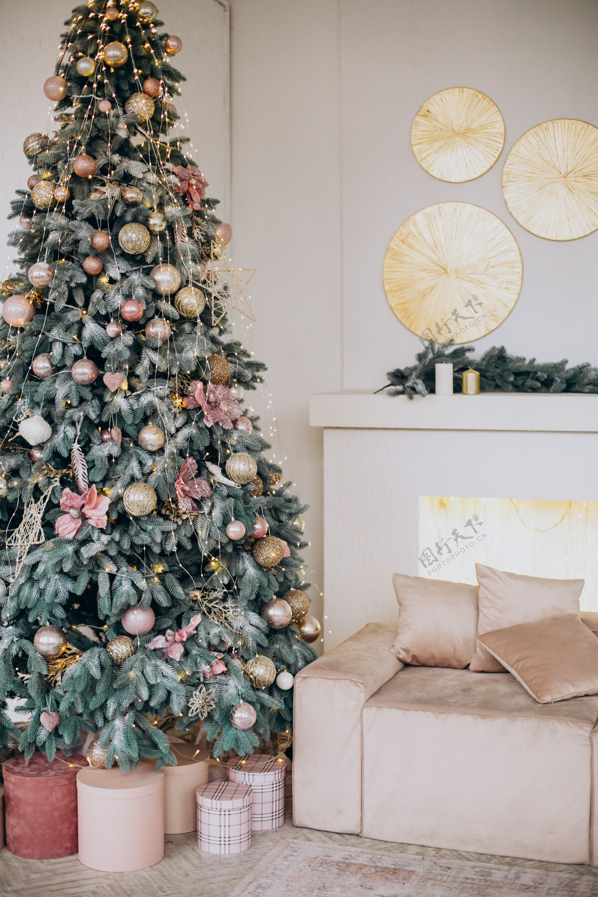 季节房间里有圣诞装饰品和圣诞树室内魔术房子