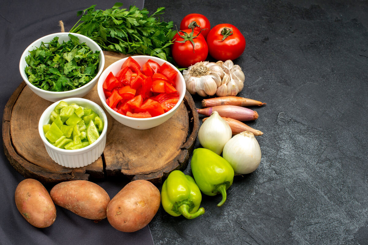 西红柿前视图新鲜蔬菜与绿色的黑暗空间一餐蔬菜胡椒粉