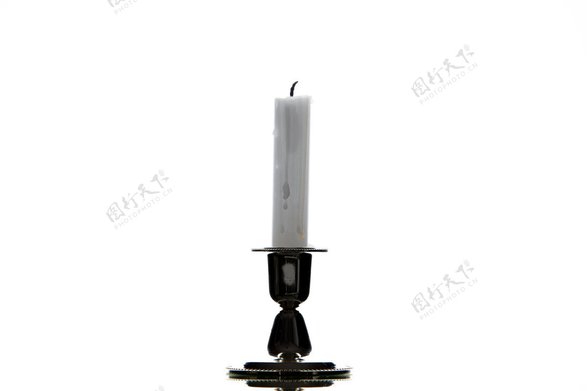 死亡白色背景上的白色蜡烛正面图战争巴勒斯坦葬礼死亡旧的烛台古董