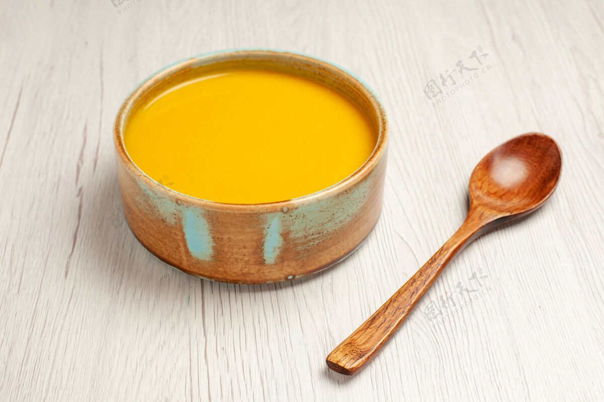 奶油前视美味奶油汤黄色汤白色桌上汤酱饭奶油晚餐菜饭热的勺子
