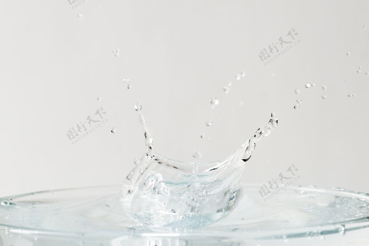 纯净水溅在玻璃背景墙纸上玻璃湿透明