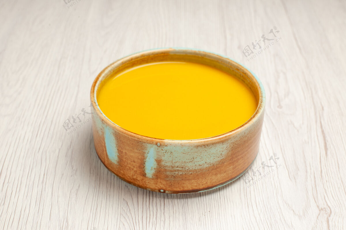碗前视美味奶油汤黄色汤白色桌上汤酱饭奶油菜晚餐颜色热茶