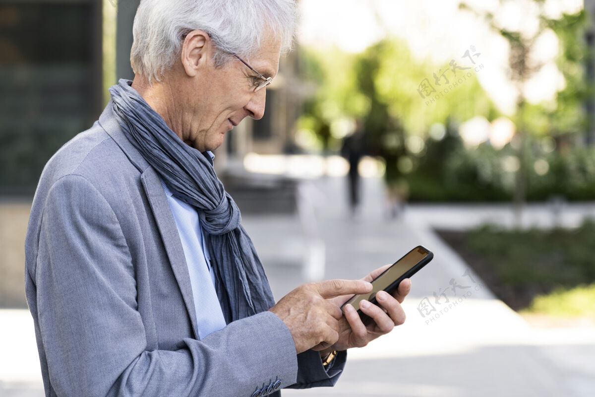 老年人城里的老人在用智能手机老年人水平城市