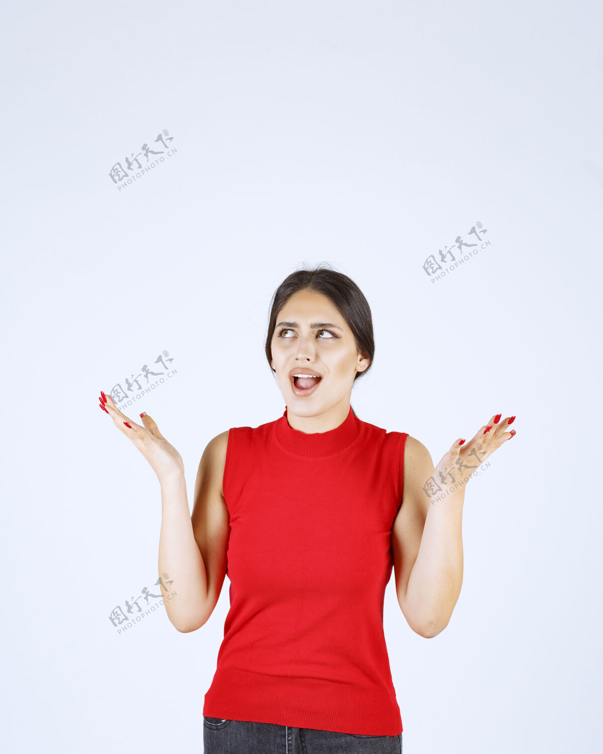 雇员穿红衬衫的女孩指着两边女人方向模特