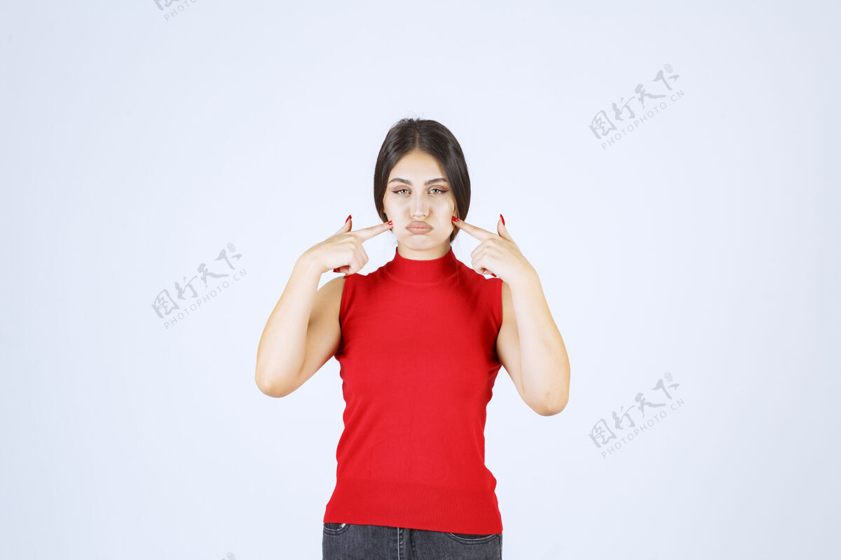 年轻穿红衬衫的女孩在思考 让她头脑清醒员工人类年轻人