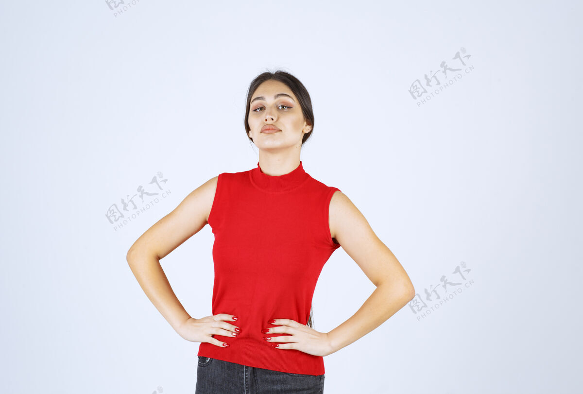 成年人穿红衬衫的女孩摆出中性 积极和吸引人的姿势诱惑人姿势
